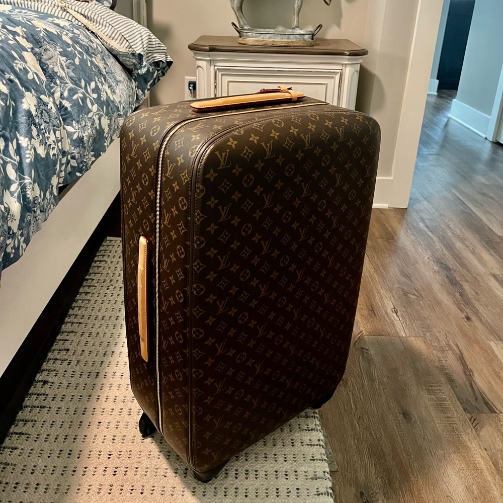 Louis Vuitton luggage Zephyr 70 Spinner - like new 😊 Authentic